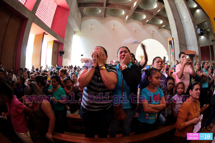 Miles de católicos participan de la bajada de la Sangre de Cristo